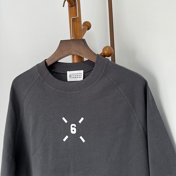 入手困難メゾンマルジェラ ナンバリングロゴマコ Tシャツ パチモン 2色 Mac77589
